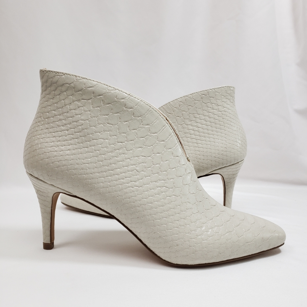 🌸3/$30🌸 Express Off White Snake Embossed Booties